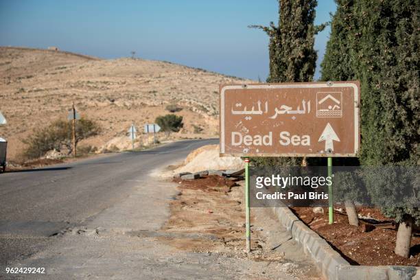 road sign near death sea  in jordan - marcar o adversário imagens e fotografias de stock