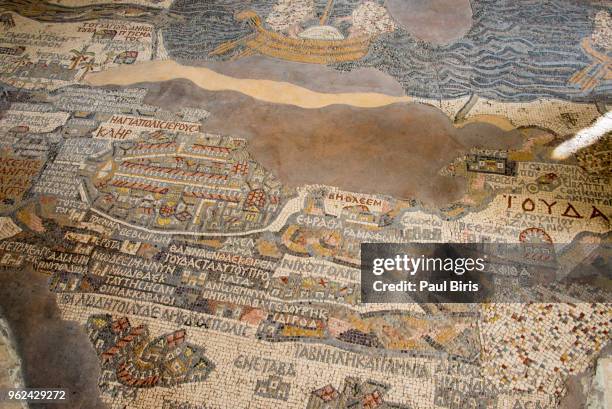 ancient 6th century map jerusalem mosaic, saint george greek orthodox church, madaba, jordan - the crusades stockfoto's en -beelden