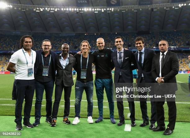 Christian Karembeu, Predrag Mijatovic, Claude Makelele, Michel Salgado, Zinedine Zidane, Alvaro Arbeloa, Raul and Roberto Carlos pose for a...