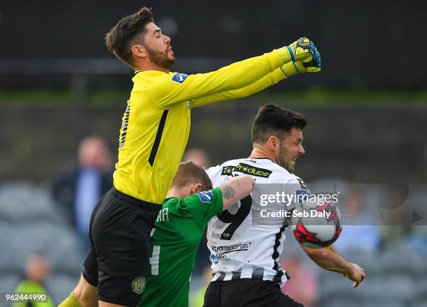 Louth , Ireland - 25 May 2018; Patrick Hoban of Dundalk in action against Evan Moran, left, and Conor Kenna of Bray Wanderers, centre, during the SSE...