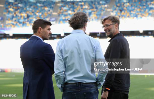 Manager Jurgen Klopp talks to ex players Steven Gerrard and Steve McManaman during the Liverpool Training Session during the UEFA Champions League...