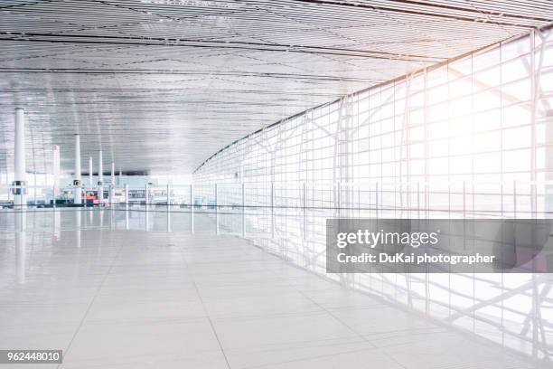 empty airport terminal waiting area - empty gate stock-fotos und bilder