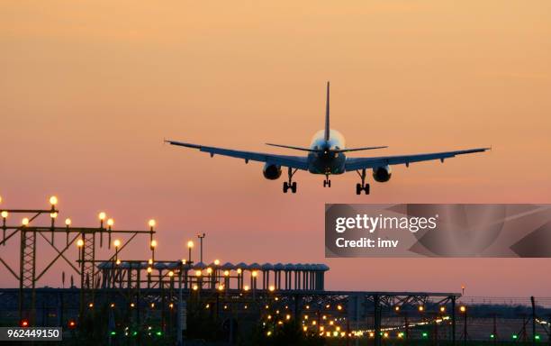 landing airplane during sunset - barcelona "el prat aeroport" - voar imagens e fotografias de stock