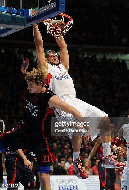 Linas Kleiza, #11 of Olympiacos Piraeus scores next to Tiago Splitter, #21 of Caja Laboral during the Euroleague Basketball 2009-2010 Last 16 Game 1...