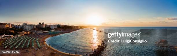 panoramablick über den strand von termoli, italien - molise stock-fotos und bilder