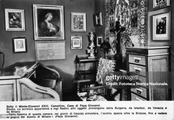 Camaitino, the home of Pope Giovanni. Study. The desk belonged to mgr Radini, other objects come from Bulgaria, Istanbul, Venice and Milan. Postcard,...