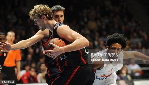 Tiago Splitter, #21 of Caja Laboral competes with Josh Childress, #6 of Olympiacos Piraeus during the Euroleague Basketball 2009-2010 Last 16 Game 1...