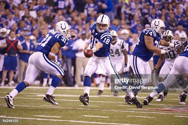 Playoffs: Indianapolis Colts QB Peyton Manning in action, handoff vs New York Jets. Indianapolis, IN 1/24/2010 CREDIT: David Bergman
