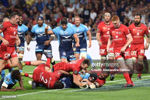 Alexandre Dumoulin of Montpellier scores a try during the Top 14 semi final match between Montpellier Herault Rugby and Lyon on May 25, 2018 in Lyon,...