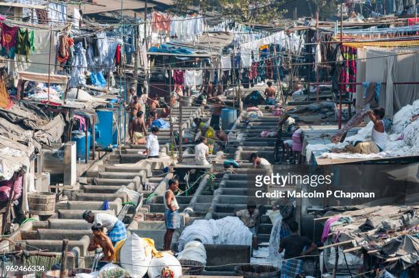 mahalaxmi dhobi ghat, mumbai, india - world's largest outdoor laundry. - indian slums fotografías e imágenes de stock