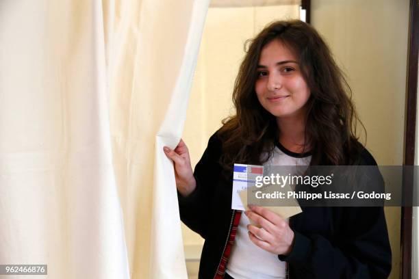 18-year-old womans first vote in montrouge, france. - voter photos et images de collection