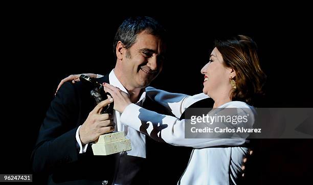Spanish actress Lola Duenas receives from Spanish director Javier Fesser "Jose Maria Forque" best actress award during the 15th Jose Maria Forque...