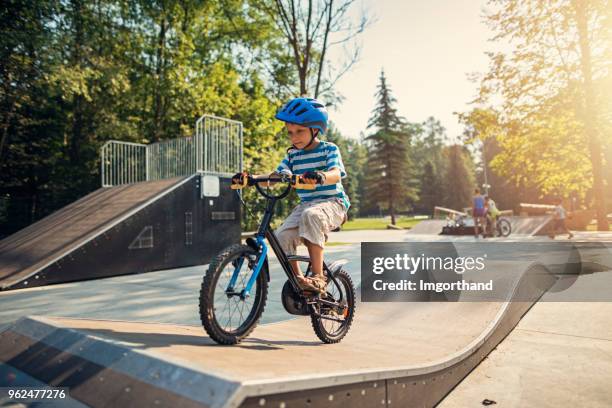 kleine jongen een fiets op de helling - crossfietsen stockfoto's en -beelden