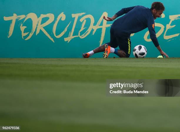 Neymar in action during a training session of the Brazilian national football team at the squad's Granja Comary training complex on May 25, 2018 in...