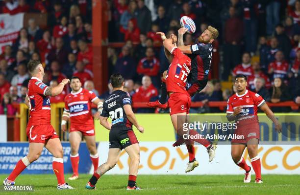 Sam Tomkins of Wigan Warriors battles with Chris Clarkson of Hull KR during the Betfred Super League at KCOM Craven Park on May 25, 2018 in Hull,...