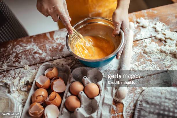 mischen eier - cooking mess stock-fotos und bilder