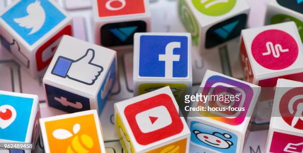 sociale media kubussen - sociale bijeenkomst stockfoto's en -beelden