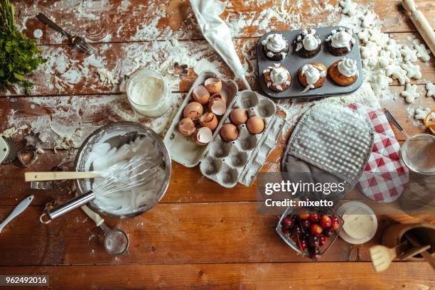 lebensmittel auf dem tisch - cooking mess stock-fotos und bilder