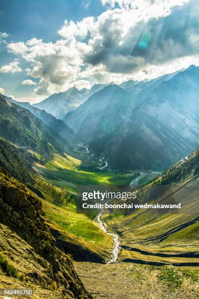 landscape of leh, ladakh, north of india - distrikt leh photos et images de collection
