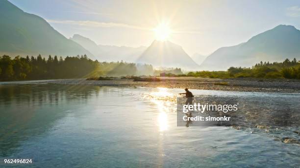 pesca com mosca - ankle deep in water - fotografias e filmes do acervo