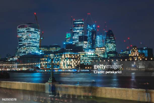 fantastische skyline von london - radio fluss draussen stock-fotos und bilder