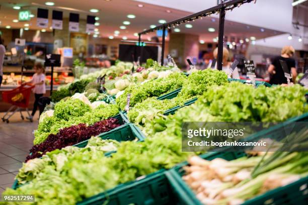 supermarket - secção de frutas e legumes imagens e fotografias de stock