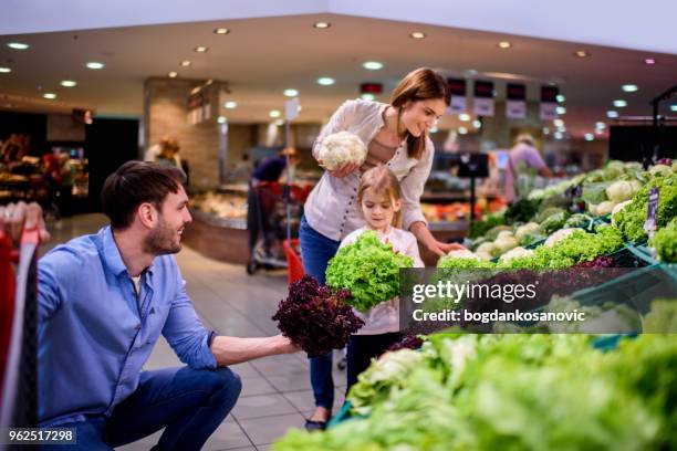 familie einkaufen  - kopfsalat stock-fotos und bilder