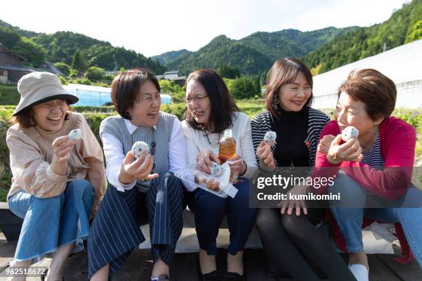 groep van senior japanse vrouw eten snoep - daifuku mochi stockfoto's en -beelden