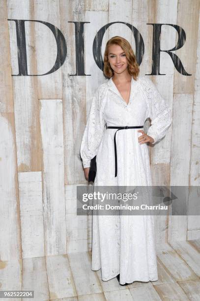 Arizona Muse poses at a photocall during Christian Dior Couture S/S19 Cruise Collection on May 25, 2018 in Chantilly, France.