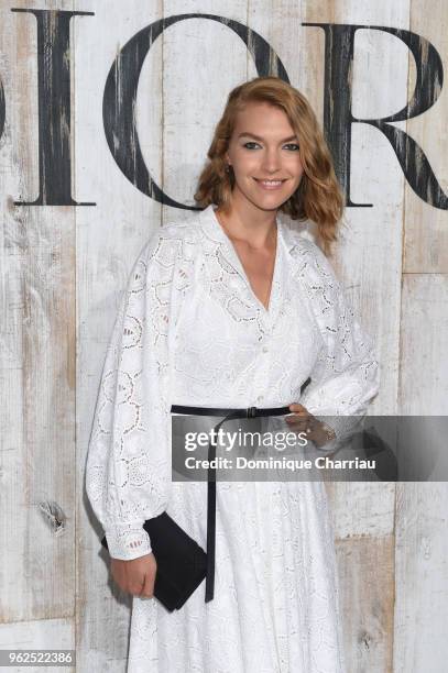 Arizona Muse poses at a photocall during Christian Dior Couture S/S19 Cruise Collection on May 25, 2018 in Chantilly, France.