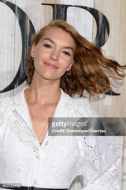 Arizona Muse poses at a photocall during Christian Dior Couture S/S19 Cruise Collection on May 25, 2018 in Chantilly, France.