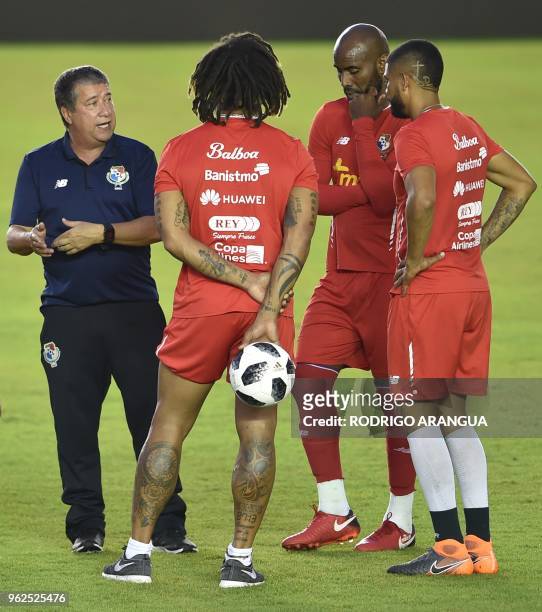 Panama's coach Hernan Dario Gomez talks with players Roman Torres , Felipe Baloy and Gabriel Gomez during a training session of the national football...