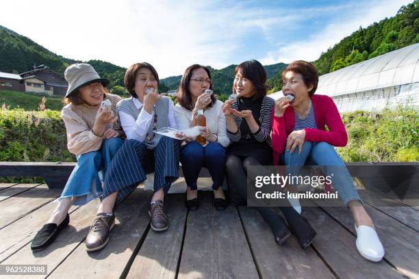 groep van senior japanse vrouw eten snoep - daifuku mochi stockfoto's en -beelden