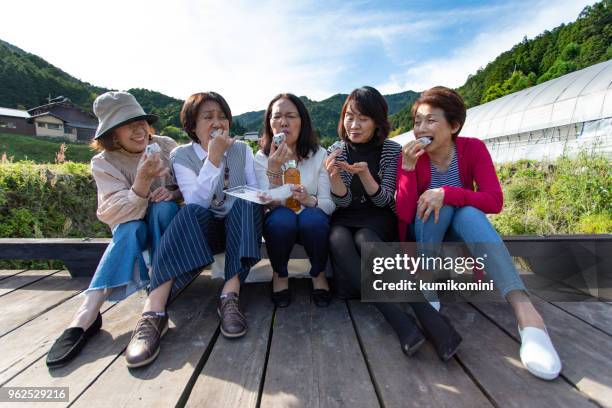 groep van senior japanse vrouw eten snoep - daifuku mochi stockfoto's en -beelden