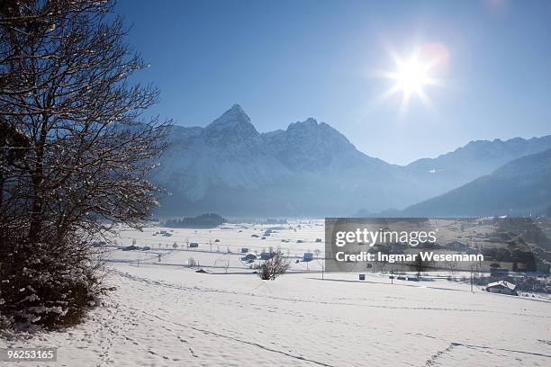 winter in tirol - lermoos - lermoos stock-fotos und bilder