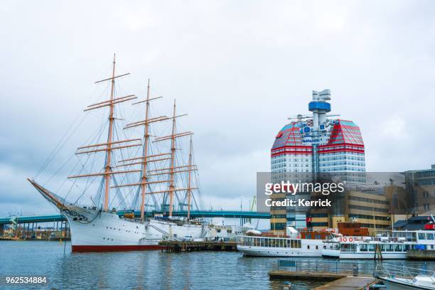 göteborg - segelfartyg viking och läppstift tornet skanskaskrapan - västra götaland county bildbanksfoton och bilder