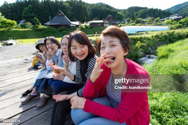 groep van senior japanse vrouw eten snoep - daifuku mochi stockfoto's en -beelden