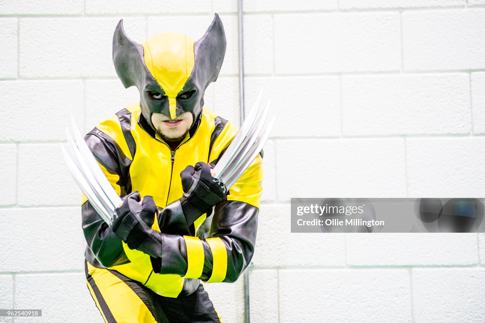 ¿Cuánto mide Lobezno - Wolverine (Logan) ? - Altura - Real height A-cosplayer-in-character-as-wolverine-from-x-men-on-day-1-of-the-mcm-london-comic-con-at-the