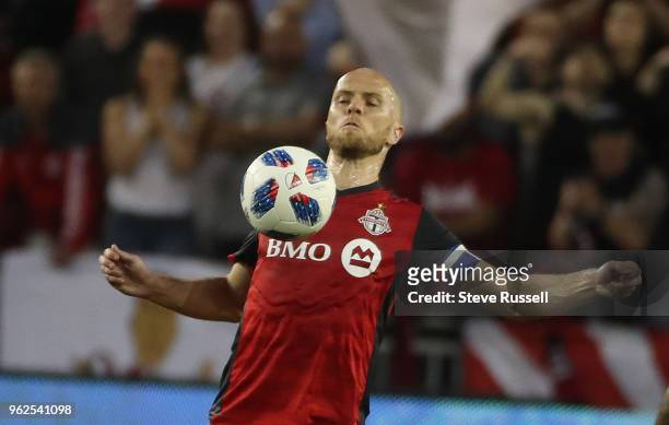 Toronto FC midfielder Michael Bradley stops the ball on his chest as Toronto FC falls FC Dallas 1-0 at BMO Field in Toronto. May 25, 2018.