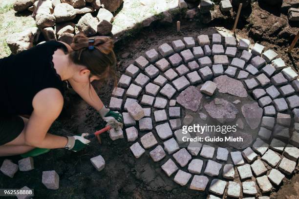 woman doing stone ring diy project. - guido mieth - fotografias e filmes do acervo