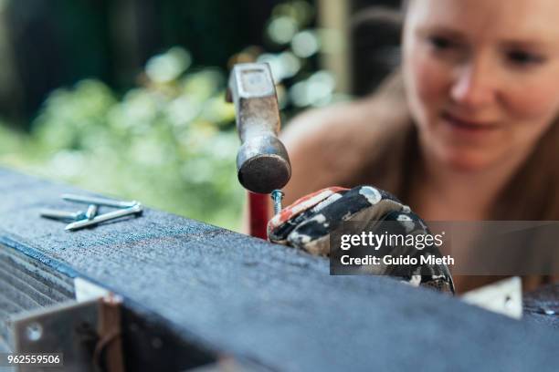 woman nailing outdoor. - guido mieth - fotografias e filmes do acervo