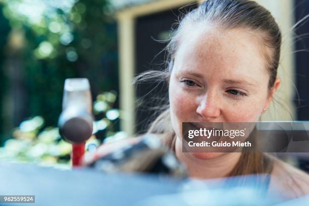 portrait of woman nailing outdoor. - guido mieth 個照片及圖片檔