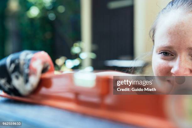 smiling woman using a level. - guido mieth - fotografias e filmes do acervo