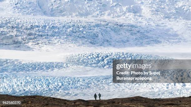 hof,iceland - march 04,2018 tourist hiking to see fjallsjokull glacier one of outet glacier in vatnajokull ice cap - jokulsarlon lagoon stock pictures, royalty-free photos & images