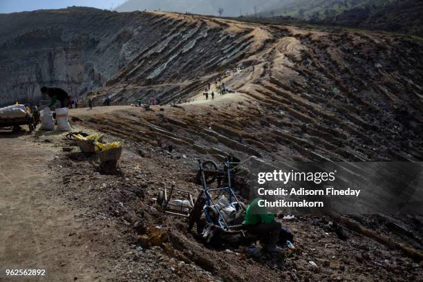 kawa ijen workers - sulfuric acid stock pictures, royalty-free photos & images