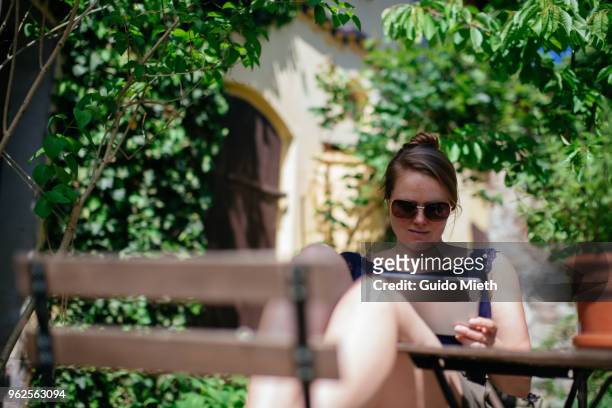 woman with sunglasses using tablet pc. - guido mieth - fotografias e filmes do acervo