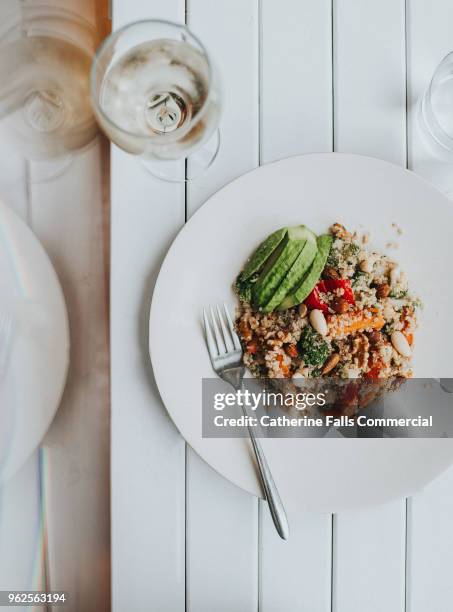 vegetarian meal, stylishly presented - pratos vegetarianos imagens e fotografias de stock