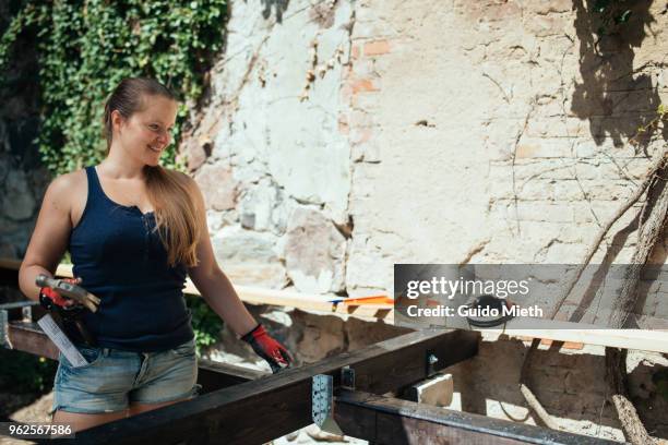 woman building garden deck. - guido mieth stock-fotos und bilder