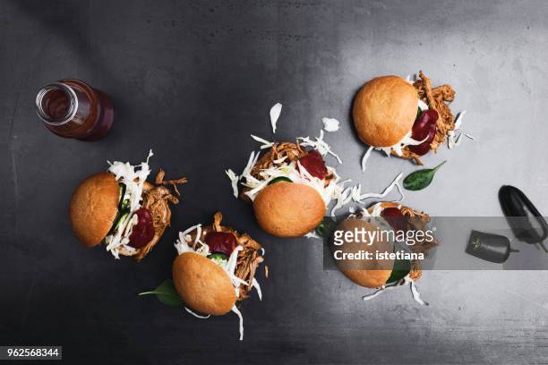 pulled pork sliders with slaw and bbq sauce - burger overhead stock-fotos und bilder