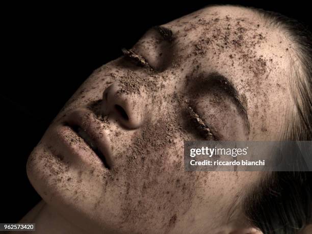 face close up with brown powder - dirty face stock-fotos und bilder